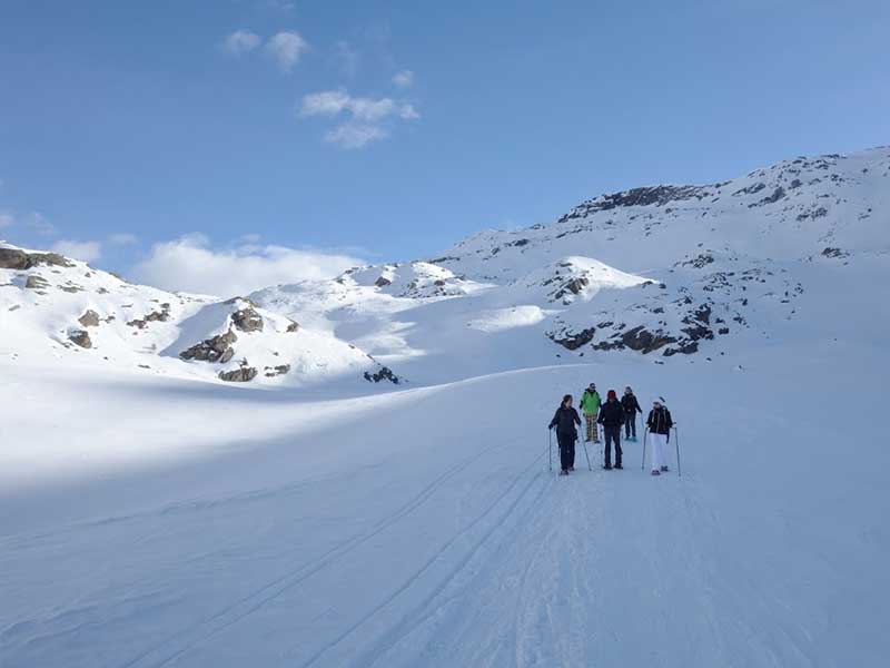 escursione in ciaspole sulla neve in valmalenco