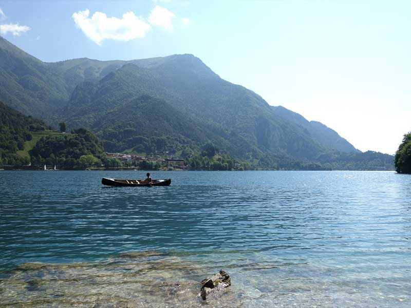 escursione in canoa sul lago di Ledro